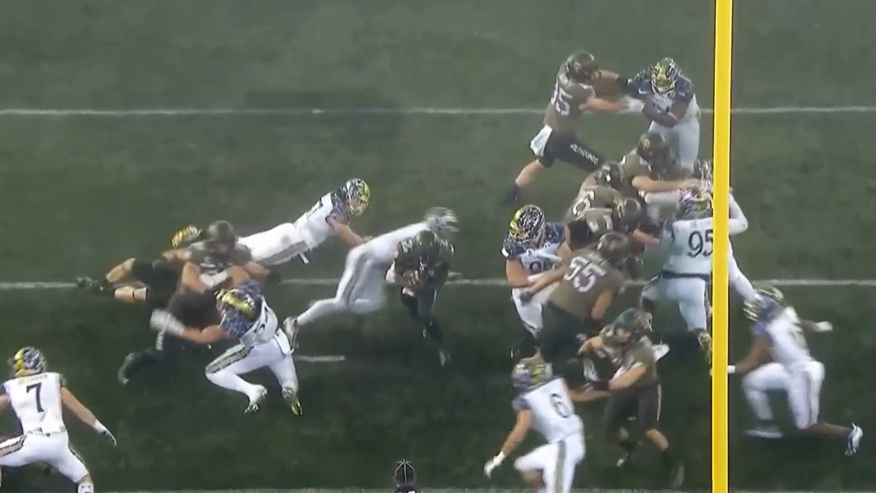 Tyhier Tyler scores first TD of the game for Army as Black Knights take 10-0 lead over Navy